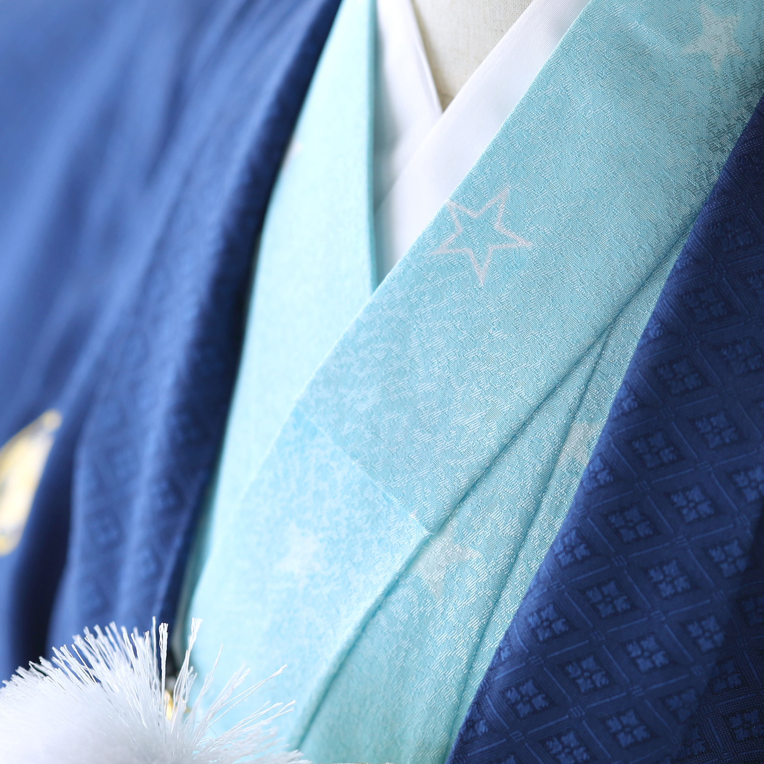 中の着物は水色をベースに星柄模様が描かれています。